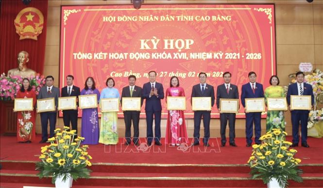 Lãnh đạo tỉnh Cao Bằng tặng Bằng khen cho các cá nhân có thành tích xuất sắc. Ảnh: Chu Hiệu-TTXVN