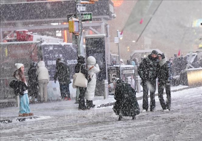 Ngày 22/2/2026, trận bão tuyết mùa Đông dữ dội đã càn quét phần lớn dải bờ Đông nước Mỹ, trút xuống lượng tuyết dày tới 60 cm tại nhiều thành phố, làm tê liệt hệ thống giao thông và đình trệ hoạt động công sở, trường học của hàng triệu người dân từ bang Virginia đến Maine. Ảnh: Tuyết rơi dày tại New York. THX/TTXVN  