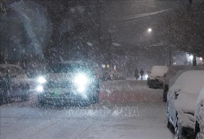 Ngày 22/2/2026, trận bão tuyết mùa Đông dữ dội đã càn quét phần lớn dải bờ Đông nước Mỹ, trút xuống lượng tuyết dày tới 60 cm tại nhiều thành phố, làm tê liệt hệ thống giao thông và đình trệ hoạt động công sở, trường học của hàng triệu người dân từ bang Virginia đến Maine. Ảnh: Tuyết rơi dày tại New York. THX/TTXVN 