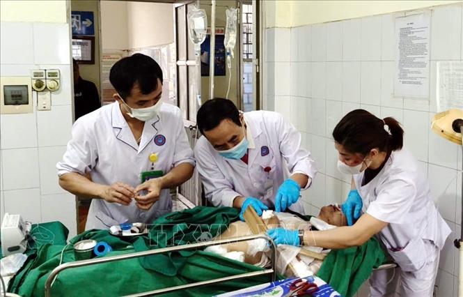 Cán bộ y bác sĩ, điều dưỡng Trung tâm Y tế khu vực Hữu Lũng, tỉnh Lạng Sơn cấp cứu, xử lý vết thương cho các nạn nhân vụ tai nạn giao thông xảy ra sáng sớm 27/2. Ảnh: TTXVN phát