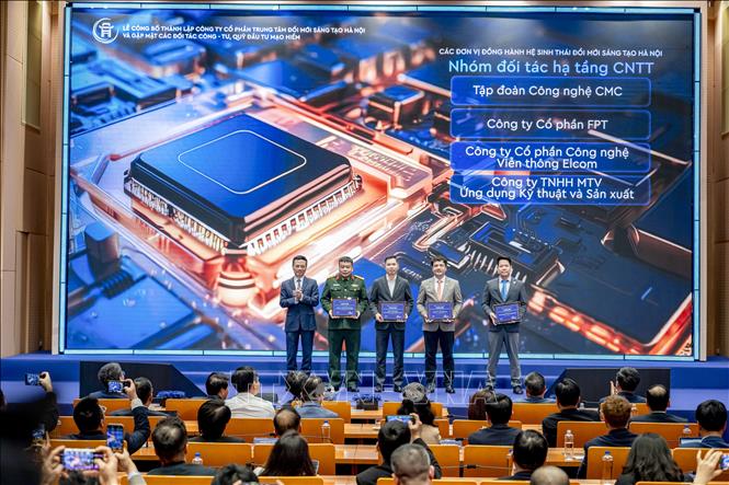 Bộ trưởng Bộ Khoa học và Công nghệ Nguyễn Mạnh Hùng trao chứng nhận Đơn vị đồng hành Hệ sinh thái Đổi mới sáng tạo Hà Nội cho các doanh nghiệp CMC, FPT, Elcom, Tecapro tại Lễ ra mắt công ty Trung tâm Đổi mới sáng tạo Hà Nội (HIC) ngày 26/2/2026. Ảnh: Trung Nguyên - TTXVN