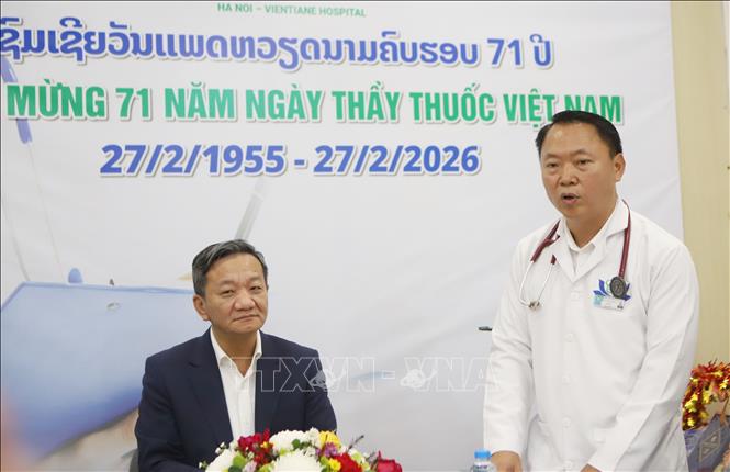 Ông Trần Văn Năng, Giám đốc Bệnh viện đa khoa Hà Nội - Viêng Chăn, bày tỏ vinh dự khi được Đại sứ cùng Phu nhân và Đoàn công tác đến chúc mừng nhân kỷ niệm ngày truyền thống của ngành y. Ảnh: Xuân Tú - PV TTXVN tại Lào