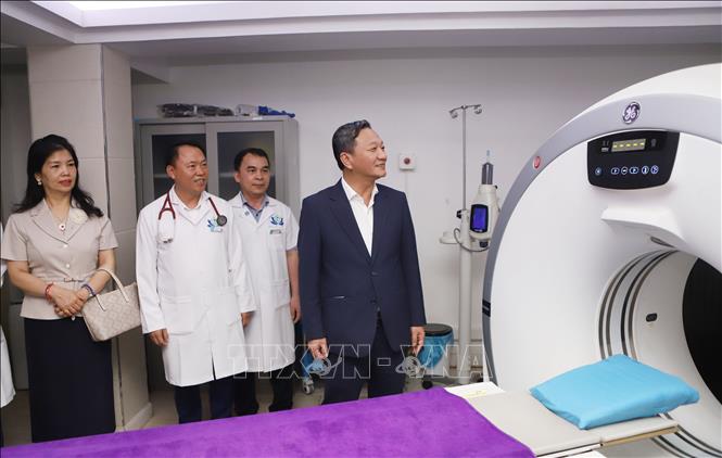 Đại sứ Nguyễn Minh Tâm tham quan cơ sở vật chất hiện đại tại Bệnh viện. Ảnh: Xuân Tú - PV TTXVN tại Lào
