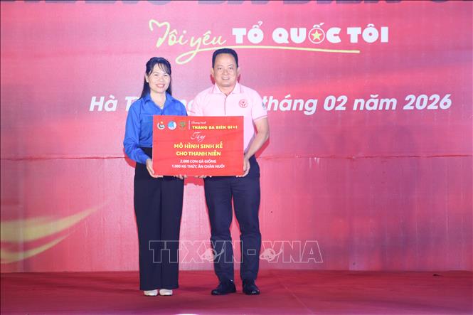 Trung ương Đoàn, Trung ương Hội Liên hiệp thanh niên Việt Nam trao tặng 1 mô hình sinh kế gồm 2.000 con gà giống và 1 tấn thức ăn chăn nuôi cho Đoàn thanh niên xã Sơn Kim 1, Hà Tĩnh. Ảnh: Hoàng Ngà - TTXVN