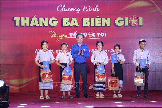 Trao tặng 5 suất quà cho 5 em nuôi người Lào được Đồn Biên phòng Cửa khẩu Quốc tế Cầu Treo nhận đỡ đầu. Ảnh: Hoàng Ngà - TTXVN