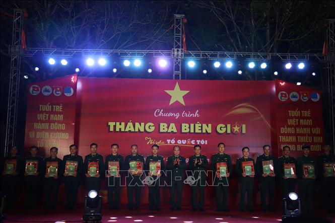 Trao tặng quà cho cán bộ chiến sĩ biên phòng có hoàn cảnh khó khăn. Ảnh: Hoàng Ngà - TTXVN