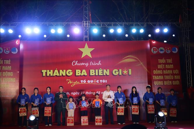 Trao tặng quà cho thanh thiếu nhi có hoàn cảnh khó khăn trên địa bàn. Ảnh: Hoàng Ngà - TTXVN