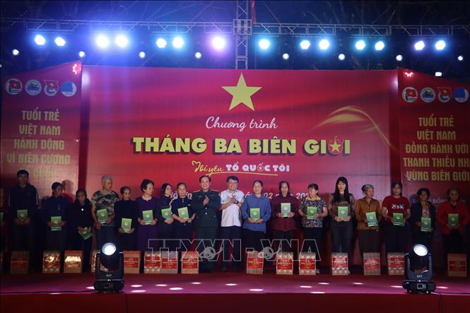 Trao tặng quà cho các gia đình chính sách trên địa bàn. Ảnh: Hoàng Ngà - TTXVN
