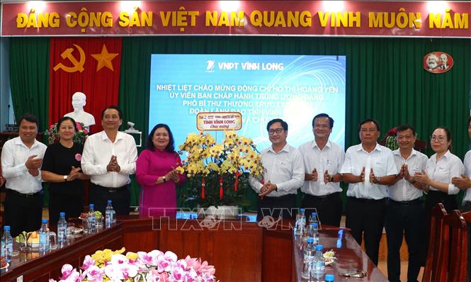 Đoàn công tác thăm và tặng hoa VNPT Vĩnh Long. Ảnh: Lê Thúy Hằng – TTXVN. 