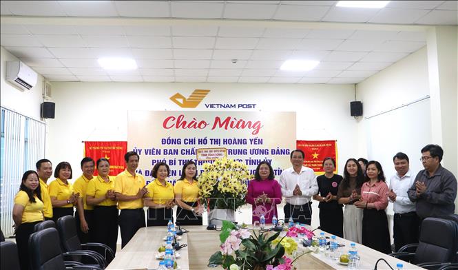 Đoàn công tác thăm và tặng hoa Bưu điện tỉnh Vĩnh Long. Ảnh: Lê Thúy Hằng – TTXVN. 