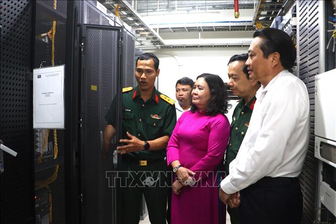 Đoàn công tác tham quan phòng máy tổng trạm tại Viettel Vĩnh Long. Ảnh: Lê Thúy Hằng – TTXVN. 