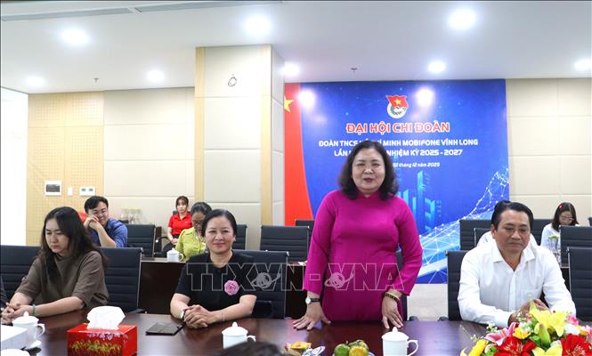 Phó Bí thư Thường trực Tỉnh ủy Vĩnh Long Hồ Thị Hoàng Yến phát biểu tại buổi làm việc với đại diện Mobifone Vĩnh Long. Ảnh: Lê Thúy Hằng – TTXVN. 