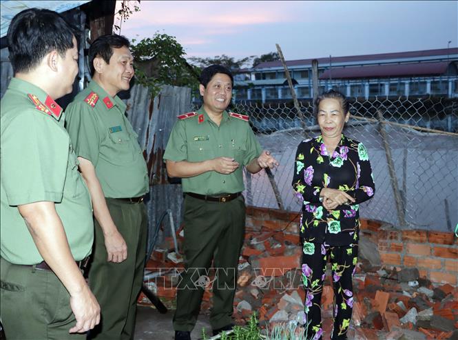 Thiếu tướng Nguyễn Hồng Nguyên, Phó Chánh Văn phòng Bộ Công an khảo sát một hộ nghèo để chuẩn bị cho Dự án xây 500 căn nhà tặng tỉnh tỉnh Cà Mau. Ảnh: TTXVN phát
