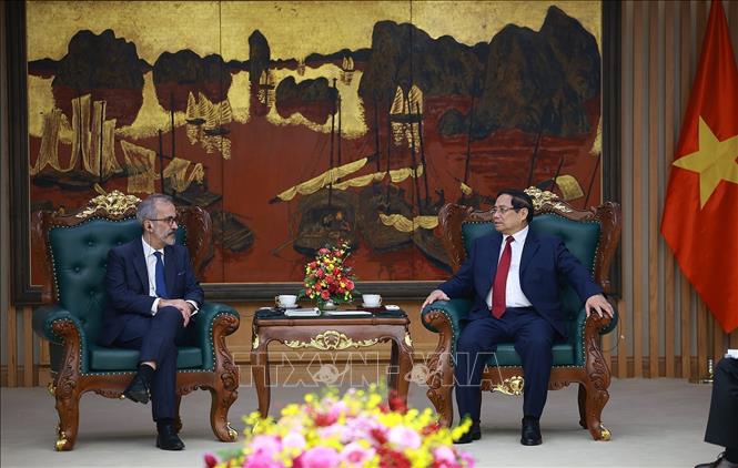 Prime Minister Pham Minh Chinh receives Portuguese Minister of State and Foreign Affairs Paulo Rangel. VNA Photo: Dương Giang