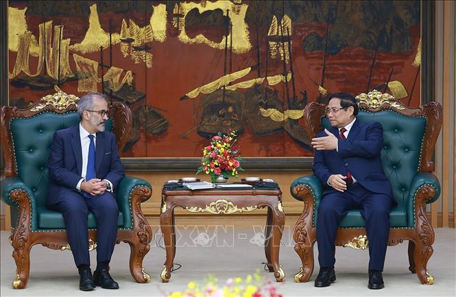 Prime Minister Pham Minh Chinh receives Portuguese Minister of State and Foreign Affairs Paulo Rangel. VNA Photo: Dương Giang