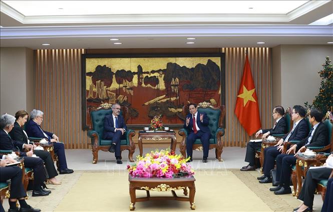 Prime Minister Pham Minh Chinh receives Portuguese Minister of State and Foreign Affairs Paulo Rangel. VNA Photo: Dương Giang