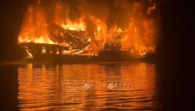 Hiện trường vụ cháy tàu du lịch Signature QN-7269. Ảnh: TTXVN phát 