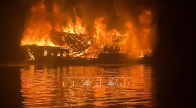 Hiện trường vụ cháy tàu du lịch Signature QN-7269. Ảnh: TTXVN phát 