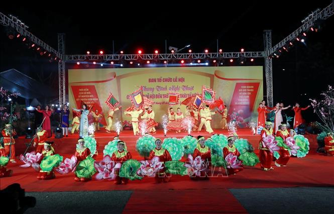 Tiết mục văn nghệ đặc sắc chào mừng lễ hội. Ảnh: Quý Trung – TTXVN