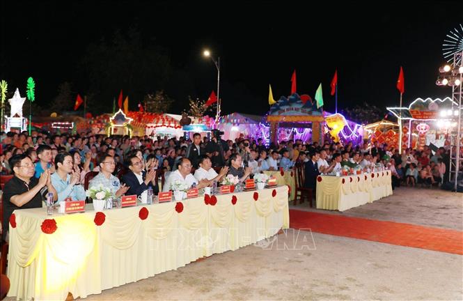 Các đồng chí lãnh đạo tỉnh Lai Châu cùng đông đảo người dân tham dự. Ảnh: Quý Trung – TTXVN