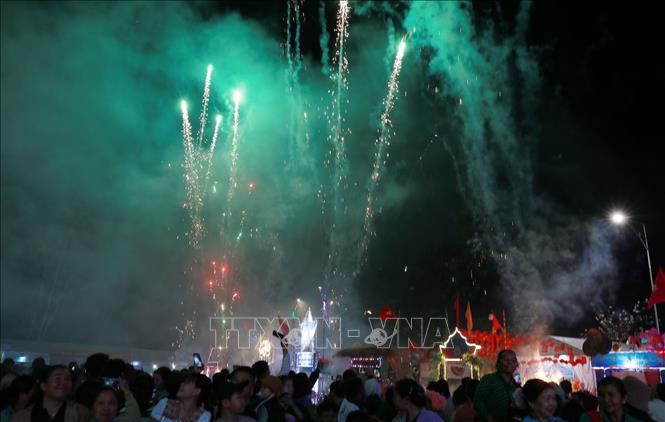 Màn bắn pháo hoa chào mừng Lễ hội. Ảnh: Quý Trung - TTXVN