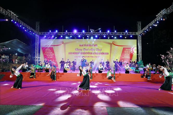 Tiết mục văn nghệ đặc sắc chào mừng lễ hội. Ảnh: Quý Trung – TTXVN