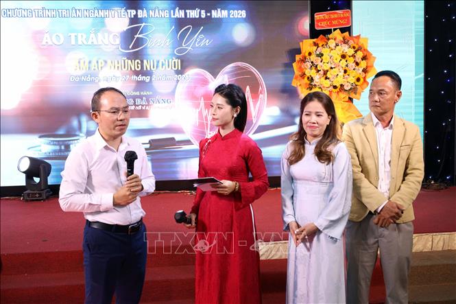 Các bác sỹ, bệnh nhân giao lưu chia sẻ về việc cứu chữa thành công các ca bệnh nguy hiểm trong năm 2025 của ngành y tế Đà Nẵng. Ảnh: Trần Lê Lâm - TTXVN