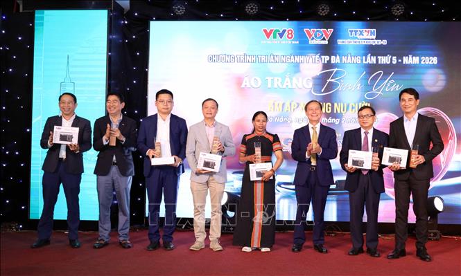 Ban Tổ chức trao tặng quà chúc mừng tri ân các đơn vị y tế trên địa bàn thành phố Đà Nẵng nhân kỷ niệm Ngày Thầy thuốc Việt Nam. Ảnh: Trần Lê Lâm - TTXVN