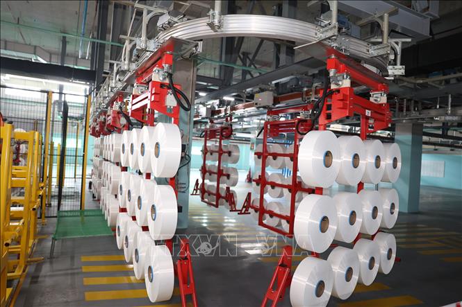 Nhà máy sản xuất sợi tổng hợp và vải thành phẩm thuộc Công ty TNHH Sợi dệt nhuộm Unitex có công suất thiết kế sản xuất 60.000 tấn sợi và 15.000 tấn vải thành phẩm mỗi năm. Ảnh: Thanh Tân - TTXVN