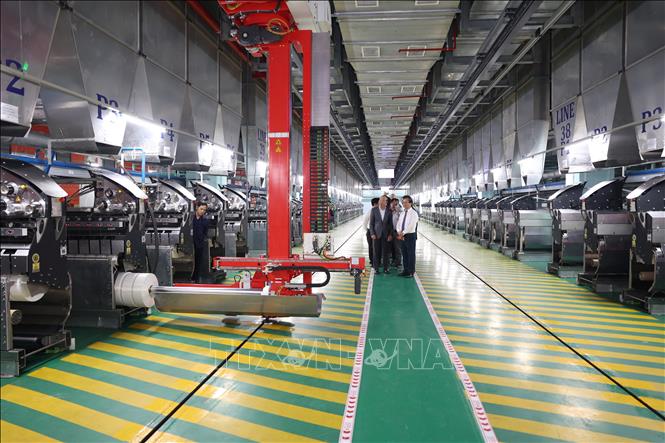 Nhà máy sản xuất sợi tổng hợp và vải thành phẩm thuộc Công ty TNHH Sợi dệt nhuộm Unitex có tổng vốn đầu tư 3.379 tỷ đồng, quy mô 10 ha, công suất thiết kế sản xuất 60.000 tấn sợi và 15.000 tấn vải thành phẩm mỗi năm. Ảnh: Thanh Tân - TTXVN