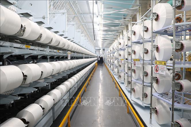 Nhà máy sợi thuộc Công ty TNHH Sợi dệt nhuộm Unitex tại khu công nghiệp Thành Thành Công, phường Trảng Bàng, tỉnh Tây Ninh áp dụng công nghệ mới tối ưu hoá hoạt động theo mô hình tự động. Ảnh: Thanh Tân - TTXVN