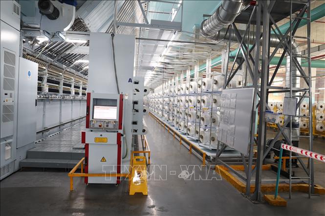 Nhà máy sợi thuộc Công ty TNHH Sợi dệt nhuộm Unitex áp dụng công nghệ mới tối ưu hoá hoạt động theo mô hình tự động. Ảnh: Thanh Tân - TTXVN