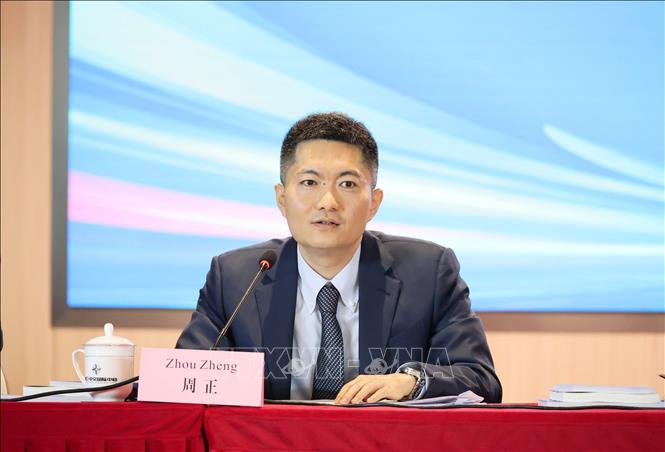 Phó Giám đốc Sở Tài chính tỉnh Hải Nam (Trung Quốc) Chu Chính trả lời câu hỏi của phóng viên TTXVN tại Trung Quốc. Ảnh: Quang Hưng - PV TTXVN tại Trung Quốc