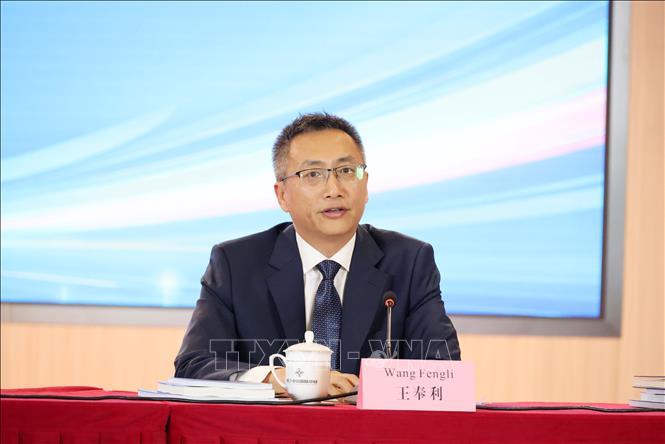 Phó Chủ nhiệm Văn phòng Ủy ban Cải cách Tỉnh ủy Hải Nam (Văn phòng Công tác Cảng thương mại tự do) Vương Phụng Lợi trả lời câu hỏi của phóng viên TTXVN tại Trung Quốc. Ảnh: Quang Hưng - PV TTXVN tại Trung Quốc