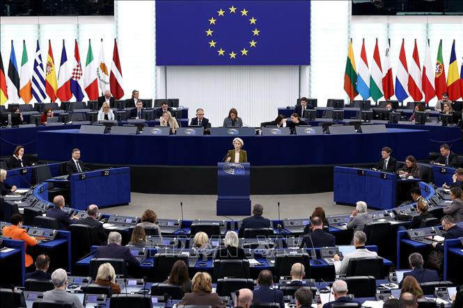 Ngày 24/2/2026, Nghị viện châu Âu (ảnh) tổ chức phiên họp toàn thể bất thường tại Brussels (Bỉ) vào dịp tròn 4 năm bùng phát xung đột Nga-Ukraine. Phiên họp đã thông qua một nghị quyết về tình trạng xung đột và đóng góp của châu Âu cho hòa bình. Theo đó, EP nhấn mạnh quyền tự vệ của Ukraine theo Điều 51 Hiến chương Liên hợp quốc; khẳng định tương lai của Ukraine gắn với Liên minh châu Âu (EU), coi tiến trình hội nhập châu Âu của Ukraine là một ưu tiên chiến lược. Ảnh: THX/TTXVN