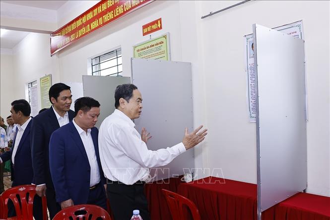 Chủ tịch Quốc hội Trần Thanh Mẫn giám sát, kiểm tra công tác bầu cử tại Khu vực bỏ phiếu số 31, xã Hưng Nguyên, tỉnh Nghệ An. Ảnh: Doãn Tấn - TTXVN