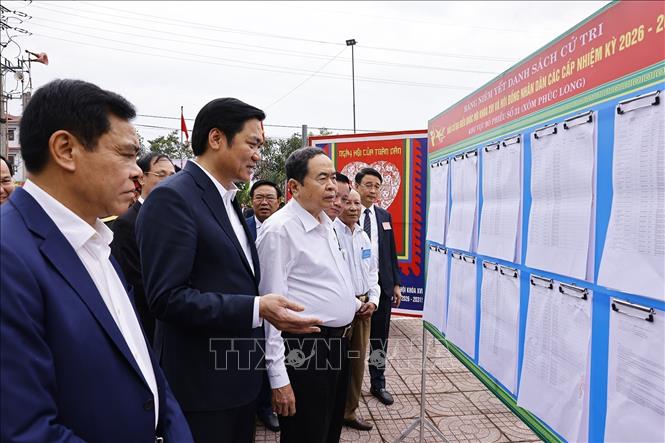 Chủ tịch Quốc hội Trần Thanh Mẫn giám sát, kiểm tra công tác bầu cử tại Khu vực bỏ phiếu số 31, xã Hưng Nguyên, tỉnh Nghệ An. Ảnh: Doãn Tấn - TTXVN