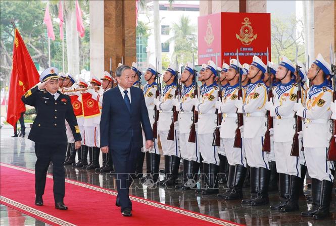 Party General Secretary To Lam reviews the Guards of Honour of the Navy at the ceremony. VNA Photo: Trọng Đức 