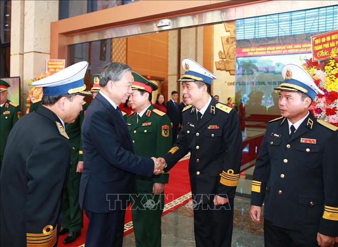 Party General Secretary To Lam meets with the delegates at the ceremony. VNA Photo: Trọng Đức 