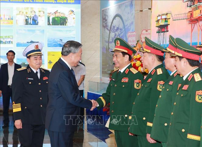 Party General Secretary To Lam meets with the delegates at the ceremony. VNA Photo: Trọng Đức 