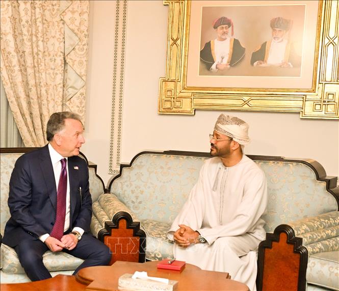 Ngoại trưởng Oman Sayyid Badr Albusaidi (phải) trong cuộc gặp Đặc phái viên của Tổng thống Mỹ, ông Steve Witkoff tại Muscat ngày 6/2/2026. Ảnh: THX/TTXVN