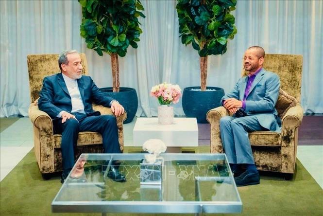 Ngày 26/2, Iran và Mỹ khởi động vòng đàm phán hạt nhân gián tiếp lần thứ ba tại Geneva (Thụy Sĩ) dưới sự trung gian của Oman. Sự kiện diễn ra trong bối cảnh căng thẳng giữa hai nước tiếp tục gia tăng do Mỹ tăng cường hiện diện quân sự tại Trung Đông. Theo các nguồn tin, Iran vẫn giữ lập trường cứng rắn trong đàm phán, không chấp nhận yêu cầu của Washington về việc chấm dứt hoàn toàn hoạt động làm giàu urani mà Tehran cho là phục vụ mục đích hoà bình. Về phía Mỹ, chính quyền Tổng thống Donald Trump được cho là yêu cầu một thỏa thuận không giới hạn thời gian hiệu lực và 