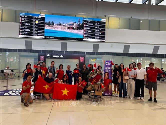 Người hâm mộ chờ đón đội tuyển bóng đá nữ Việt Nam đến thành phố Perth tham dự Vòng Chung kết Giải vô địch bóng đá nữ châu Á 2026. Ảnh: Thanh Tú-PV TTXVN tại Australia 