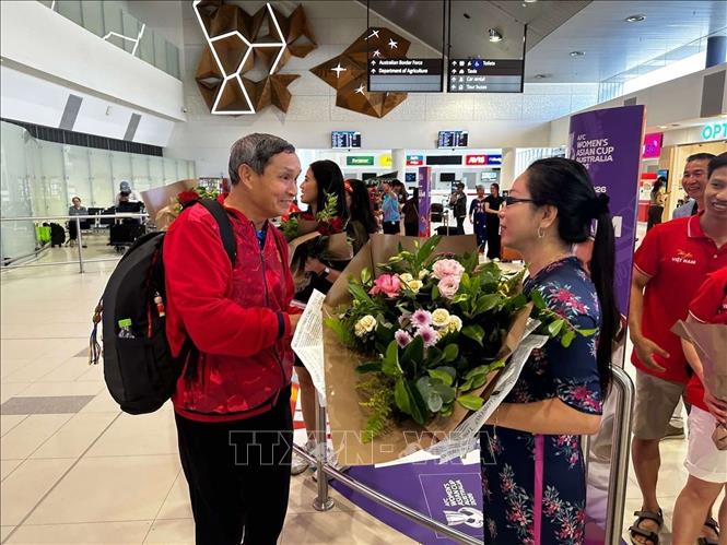 Huấn luyện viên Mai Đức Chung nhận bó hoa chào mừng từ Tổng Lãnh sự Nguyễn Thanh Hà. Ảnh: Thanh Tú-PV TTXVN tại Australia 