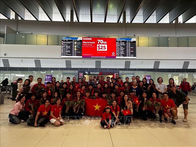 Đội tuyển bóng đá nữ Việt Nam chụp ảnh cùng đại diện cơ quan ngoại giao, bà con kiều bào và người hâm mộ tại sân bay Perth. Ảnh: Thanh Tú-PV TTXVN tại Australia 