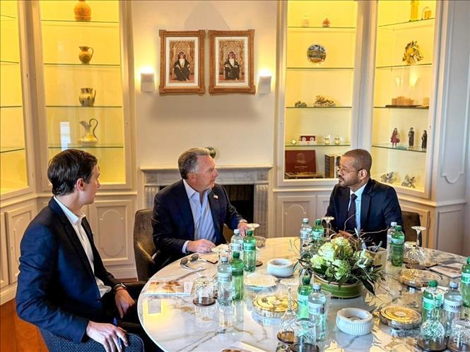 Ngày 26/2, Iran và Mỹ khởi động vòng đàm phán hạt nhân gián tiếp lần thứ ba tại Geneva (Thụy Sĩ) dưới sự trung gian của Oman. Sự kiện diễn ra trong bối cảnh căng thẳng giữa hai nước tiếp tục gia tăng do Mỹ tăng cường hiện diện quân sự tại Trung Đông. Theo các nguồn tin, Iran vẫn giữ lập trường cứng rắn trong đàm phán, không chấp nhận yêu cầu của Washington về việc chấm dứt hoàn toàn hoạt động làm giàu urani mà Tehran cho là phục vụ mục đích hoà bình. Về phía Mỹ, chính quyền Tổng thống Donald Trump được cho là yêu cầu một thỏa thuận không giới hạn thời gian hiệu lực và 