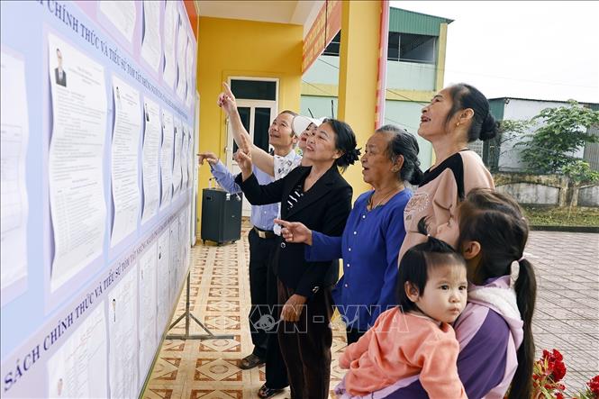Nhân dân xã Hưng Nguyên, tỉnh Nghệ An trực tiếp xem danh sách bầu cử đại biểu Quốc hội khóa XVI và đại biểu Hội đồng nhân dân các cấp nhiệm kỳ 2026-2031 tại Khu vực bỏ phiếu số 31, xã Hưng Nguyên, tỉnh Nghệ An. Ảnh: Doãn Tấn - TTXVN