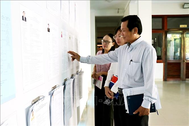 Cử tri theo dõi danh sách niêm yết ứng cử viên Đại biểu Quốc hội khóa XVI và Đại biểu HĐND các cấp nhiệm kỳ 2026 - 2031 tại phường Phan Rang (Khánh Hòa). Ảnh: Nguyễn Thành – TTXVN