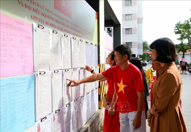 Cử tri phường Nam Nha Trang xem tiểu sử tóm tắt người ứng cử Đại biểu Quốc hội khóa XVI. Ảnh: Xuân Triệu - TTXVN