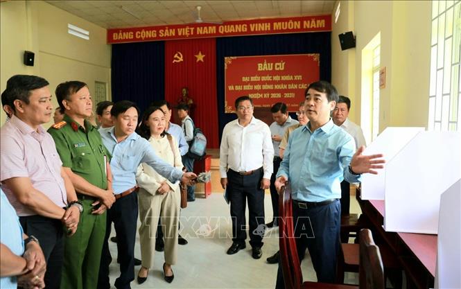 Ông Nghiêm Xuân Thành, Bí thư Tỉnh ủy Khánh Hòa (ngoài cùng bên phải) kiểm tra khu vực bỏ phiếu bầu cử. Ảnh: Xuân Triệu - TTXVN